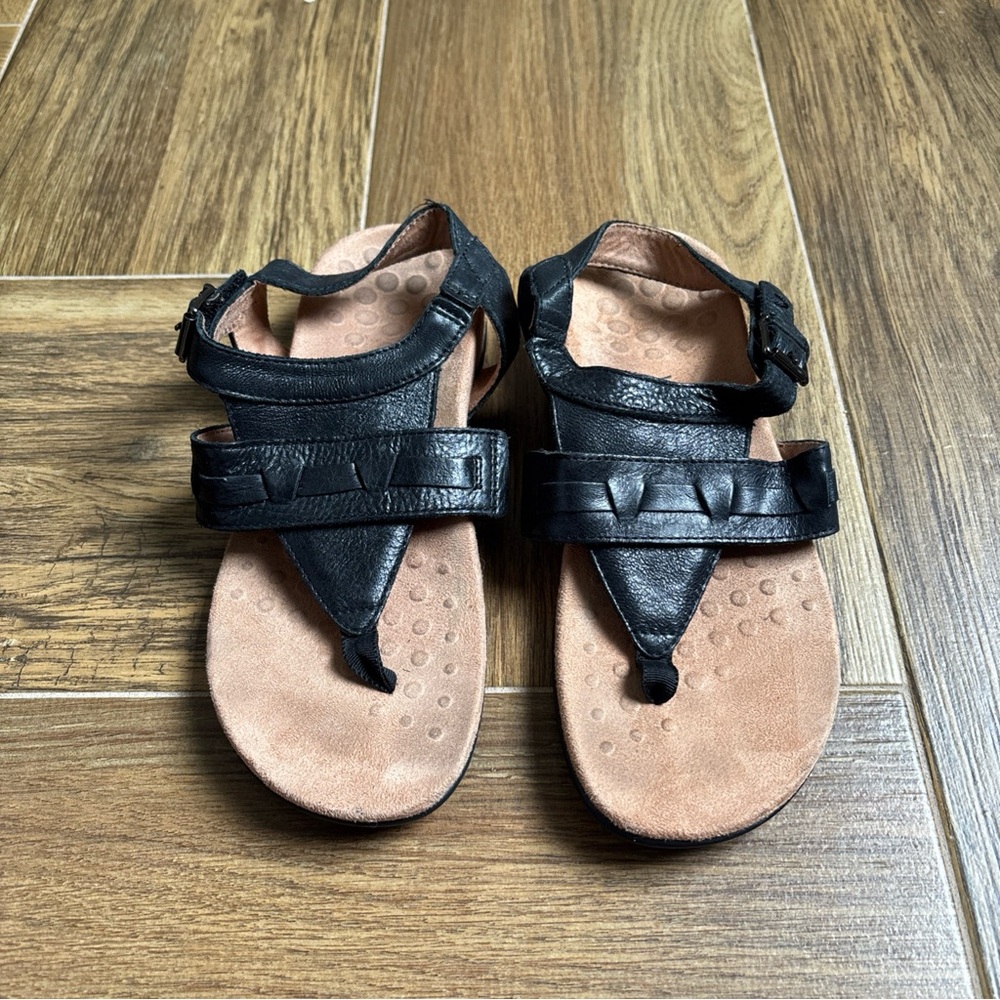 Vionic Black Leather Thong Sandals size 6